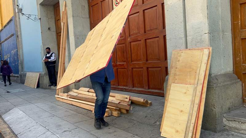 Bancos y negocios empiezan a blindar sus instalaciones por marcha feminista