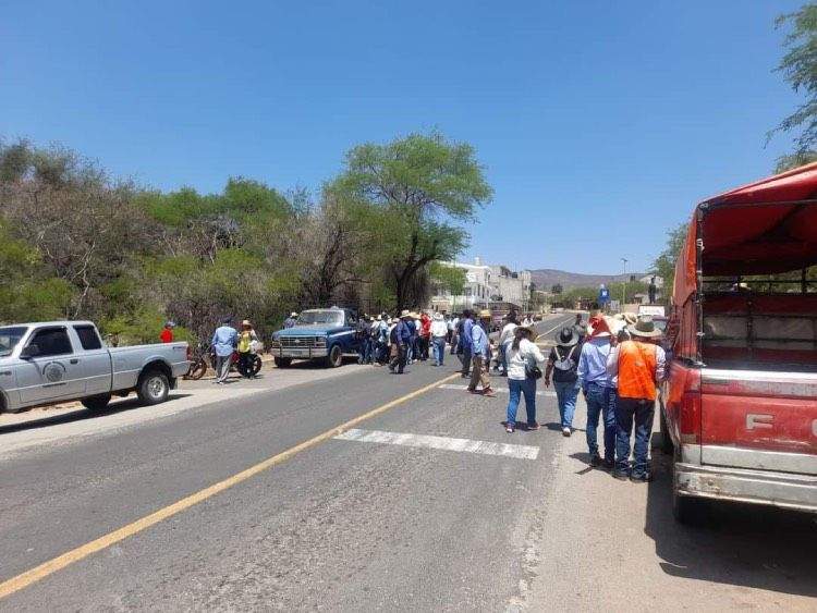 Bloquean paso en Santiago Chazumba en la Mixteca