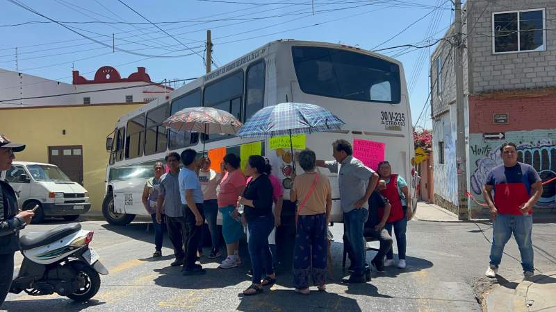 Comerciantes del mercado Sánchez Pascuas bloquean la calle de Joaquín Amaro en la capital