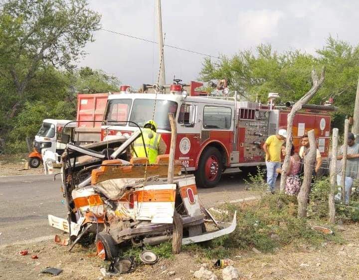 Dos personas lesionadas y un mototaxi destruido deja accidente en Juchitán