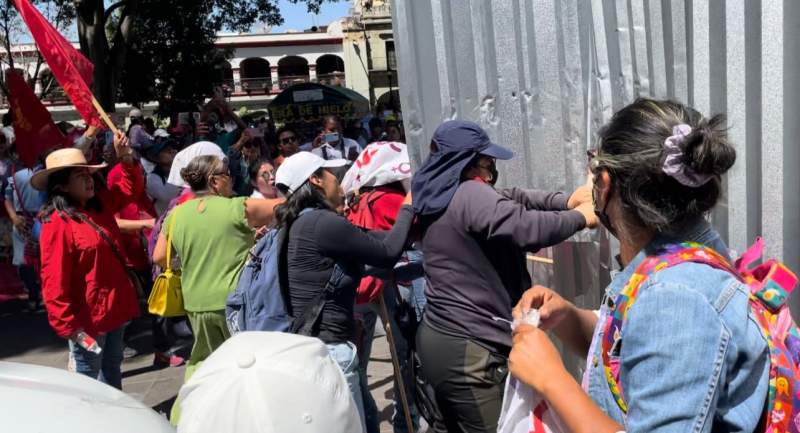 Maestras logran retirar vallas de láminas en el quiosco de Oaxaca