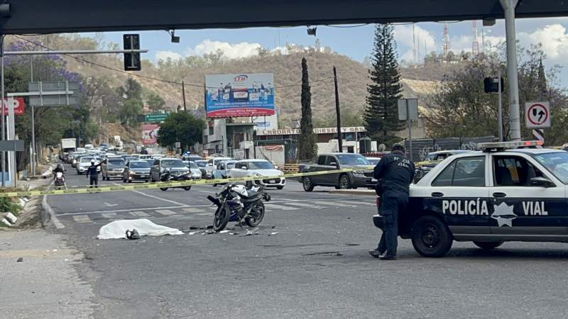 Muere motociclista al ser impactado por una camioneta en la capital