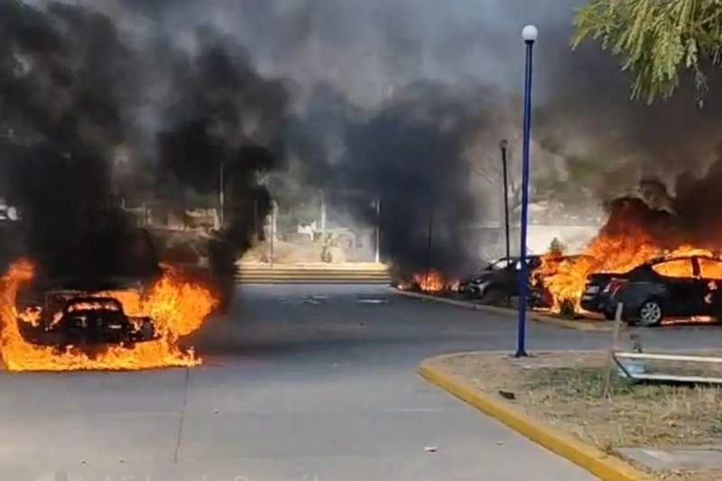 Normalistas de Ayotzinapa protestan en la Fiscalía de Guerrero; lanzan petardos y queman vehículos