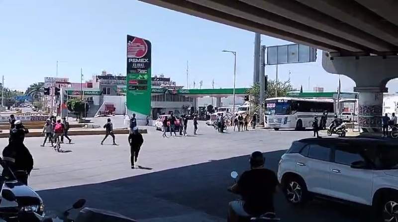 Normalistas retienen autobuses en la Ciudad de Oaxaca