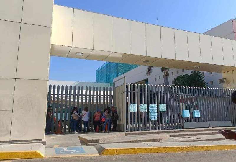 Protestan trabajadores en el Congreso del Estado