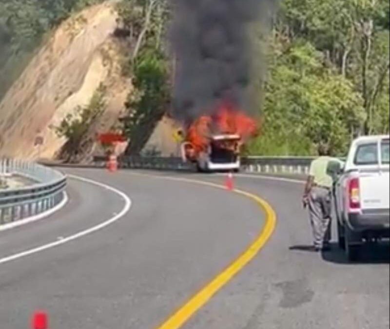 Se incendia urvan en la autopista Oaxaca – Costa