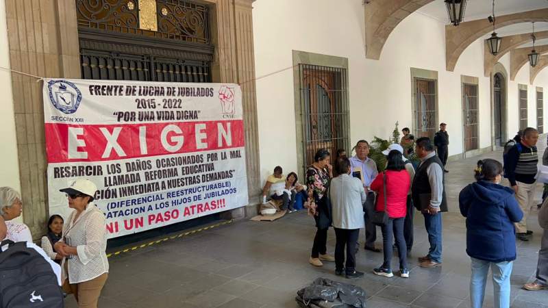 Toman jubilados de la Sección 22 acceso principal del Palacio de Gobierno