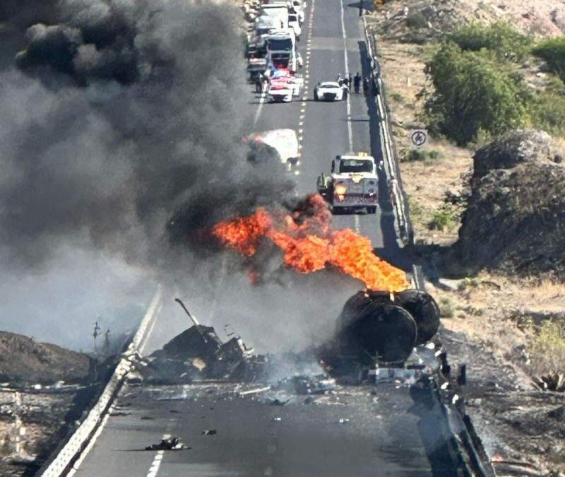 Dos pipas chocan en carretera de Oaxaca a la altura de Tepelmeme