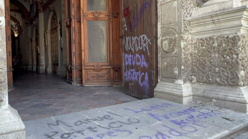 Sigue con pintas la Catedral de Oaxaca tras la marcha de la 8M