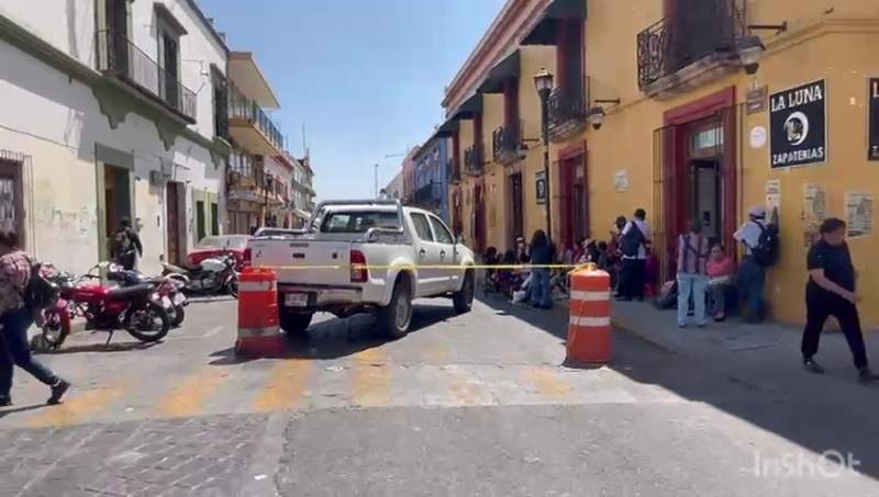 Jubilados bloquean sobre la Calle de Armenta y López en la capital