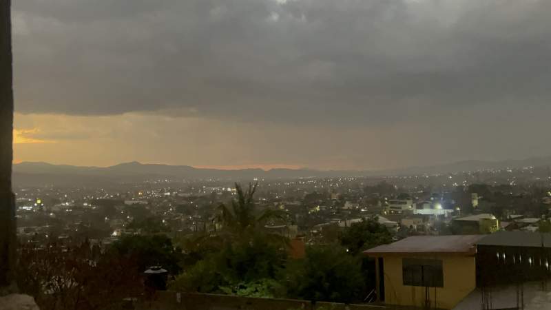 Caen las primeras lluvias en la Ciudad de Oaxaca, ciudadanía saca las cubetas