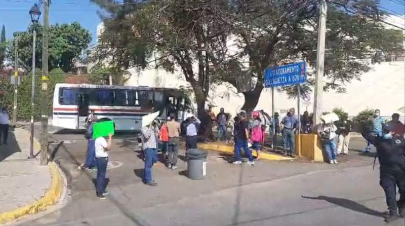 Vecinos de Colina de Monte Alban bloquean calle de Crespo en demanda de agua