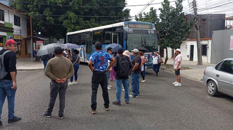 Se mantiene bloqueo de maestros del nivel inicial en la Colonia Reforma