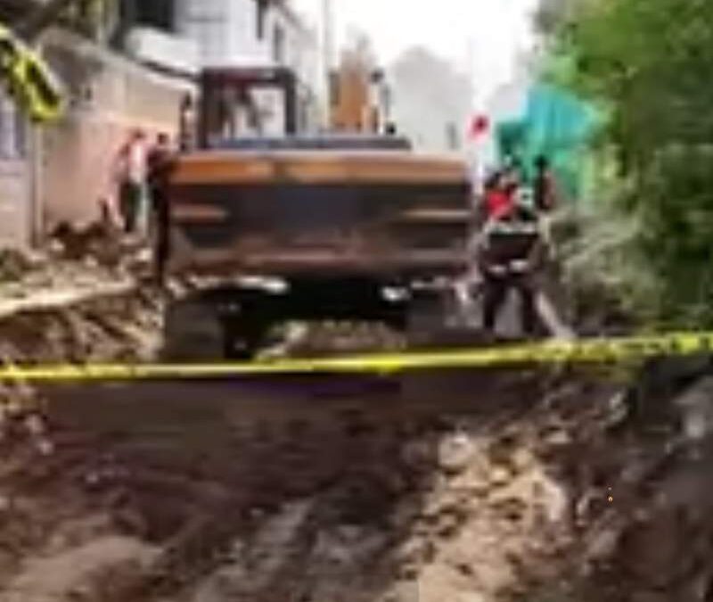 Quedan sepultados dos trabajadores en obra de drenaje en Tehuantepec