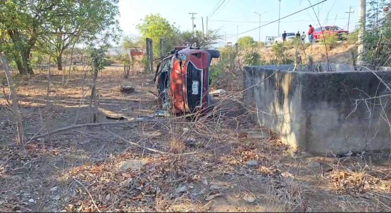 Choque deja un vehículo volcado en el Istmo