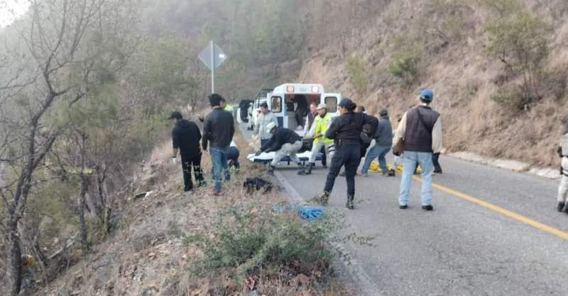 Vuelca camión de madera en Ixtlán de Juárez; se reportan muertos