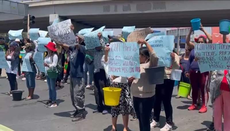 Con protesta, vecinos piden agua en Cinco Señores