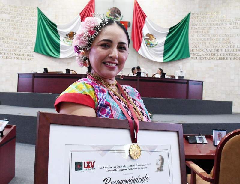 Entrega Congreso la medalla “Álvaro Carrillo” a la cantautora oaxaqueña Patricia Alcaraz
