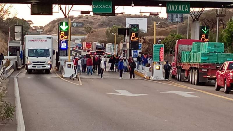 Este viernes, normalistas tomaron la Caseta de Huitzo