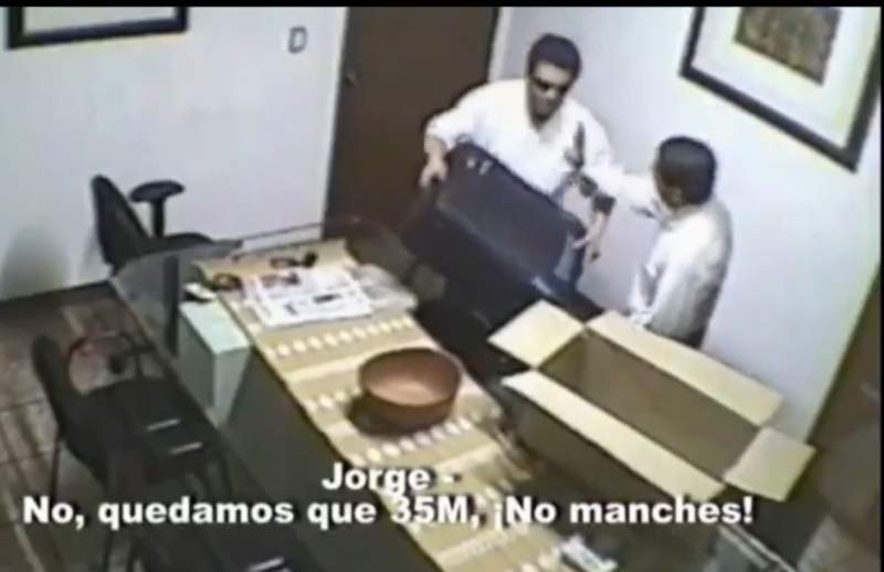 Filtran video de Jorge Franco entregando billetes al ex líder de la Sección 22, Enrique Rueda Pacheco