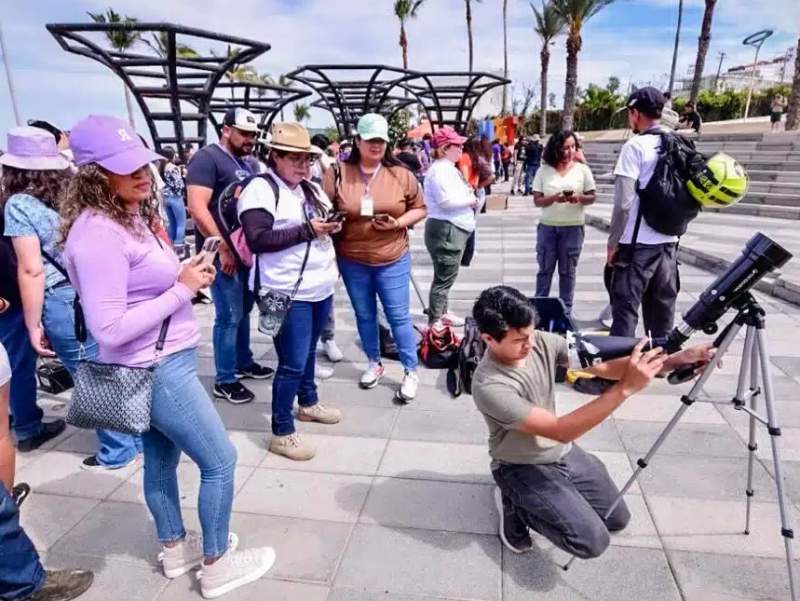 Miles se congregan en Mazatlán para presenciar el eclipse total de Sol