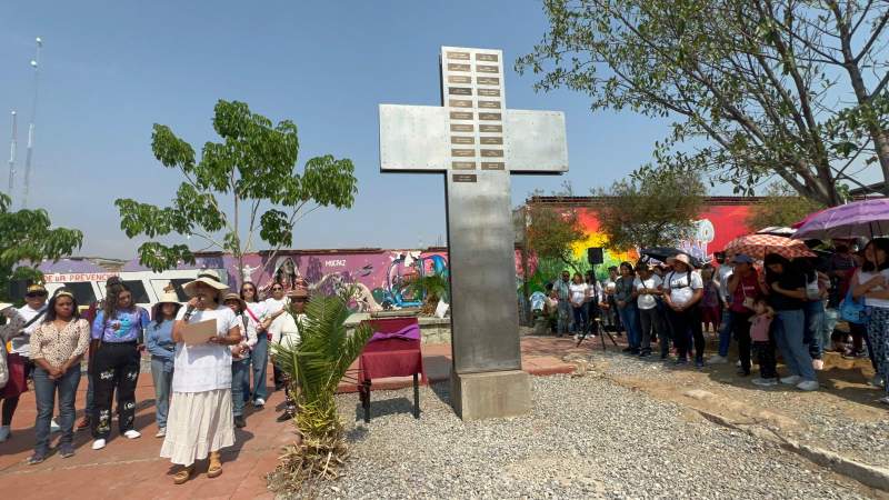 Oaxaca ya cuenta con la Cruz de Mujeres víctimas de feminicidio; tiene el nombre de 21 mujeres asesinadas