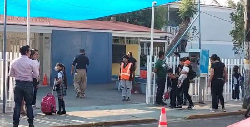 Tras dos semanas de vacaciones y el eclipse, estudiantes de nivel básico regresan a clases en Oaxaca