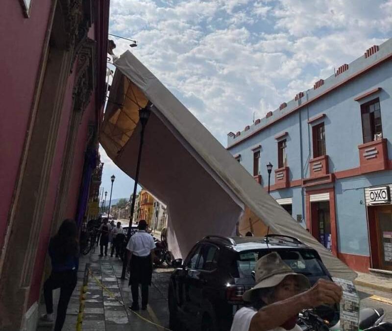 Viento tira modulo del Restaurante Catedral en el centro de la Ciudad