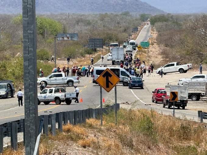 Por incendio, pobladores bloquean paso de Tehuantepec a Oaxaca
