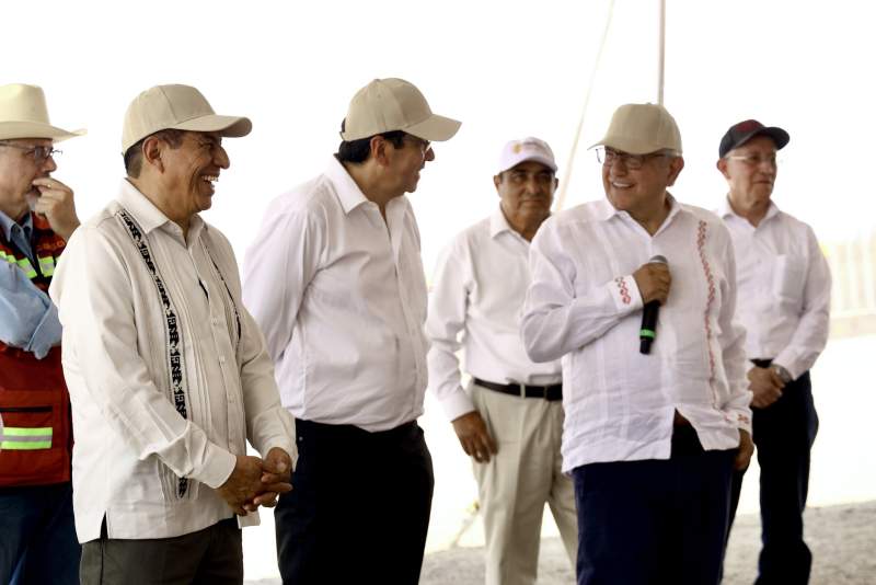 Obrador visitó coquilizadora en Salina Cruz e inspeccionó la autopista Mitla – Tehuantepec