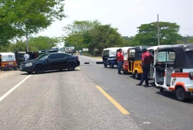 Cierran taxistas algunos tramos en el Istmo