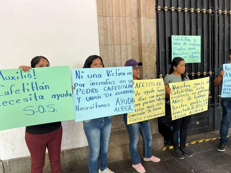 Con protesta en Palacio de Gobierno, San Pedro Cafetitlán pide apoyo para apagar incendio