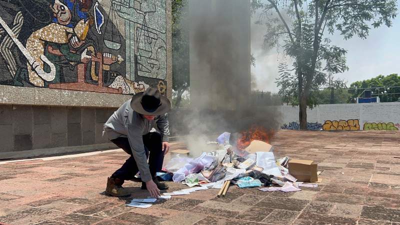 En su segundo día de paro; Sección 22 agrede a la prensa y quema propaganda electoral en Oaxaca