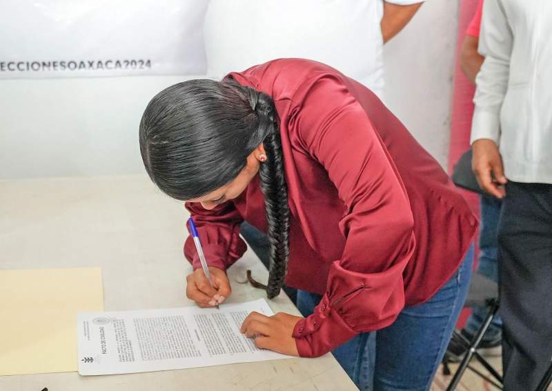 Firma Nancy Benítez pacto de civilidad por Santa Cruz Xoxocotlán