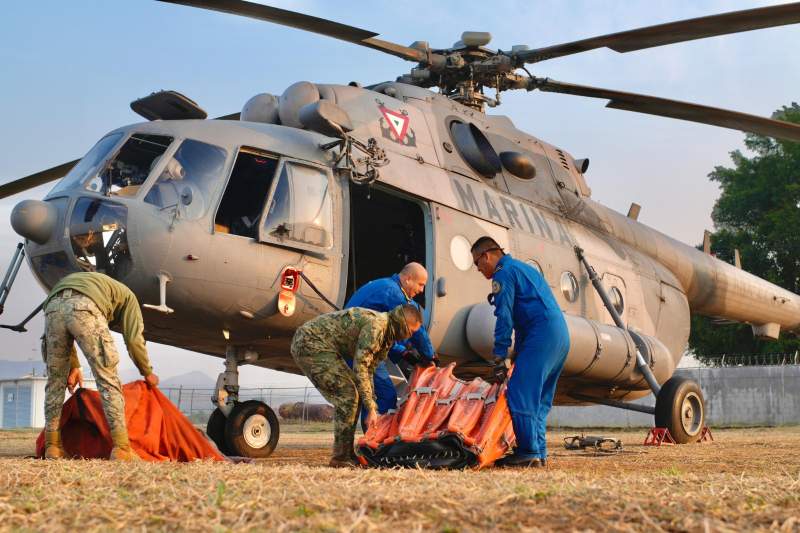 Helicópteros de Sedena y Marina combaten incendios forestales en Oaxaca