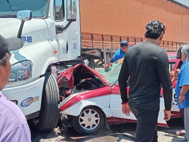 Muere taxista, tras impactar con un tráiler sobre Símbolos Patrios