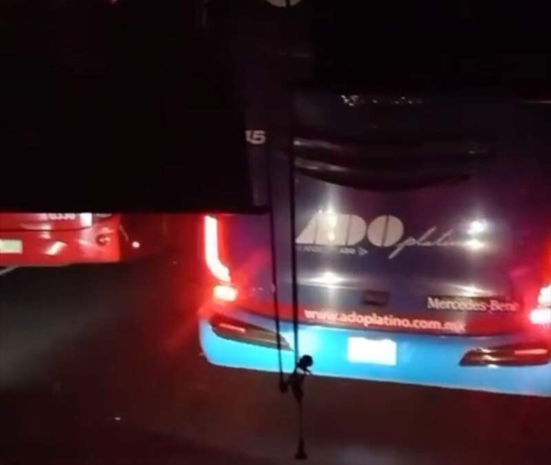Para exigir atención a incendio, pobladores de Tepelmeme bloquean la autopista Oaxaca – Tehuacán