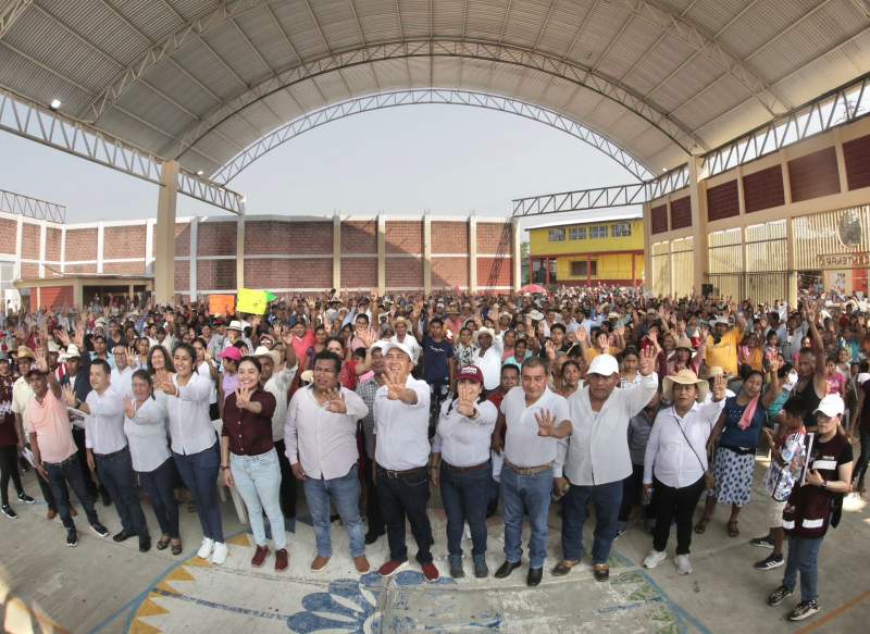 Pueblo de Ixcatlán, recibe y abraza calurosamente a Nino Morales
