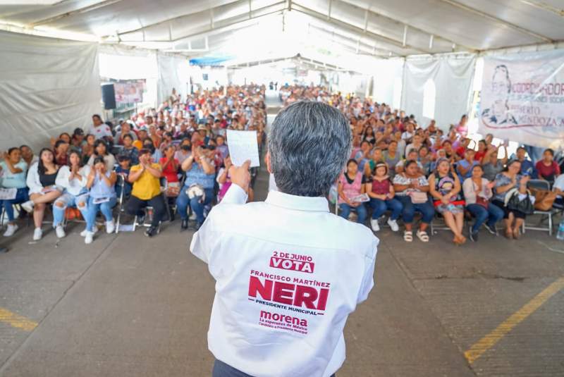 Recibe Francisco Martínez Neri muestras de apoyo en reunión masiva con mujeres