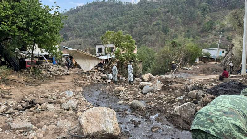 Registran 13 viviendas afectadas por deslave de cerro en Asunción Mixtepec