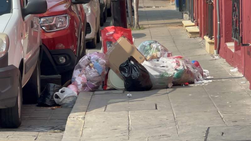 Se empieza a acumular basura en algunas calles de la capital, tras plantón