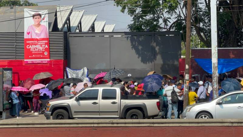 Sección 22 inicia con toma de partidos políticos y plazas comerciales en Oaxaca
