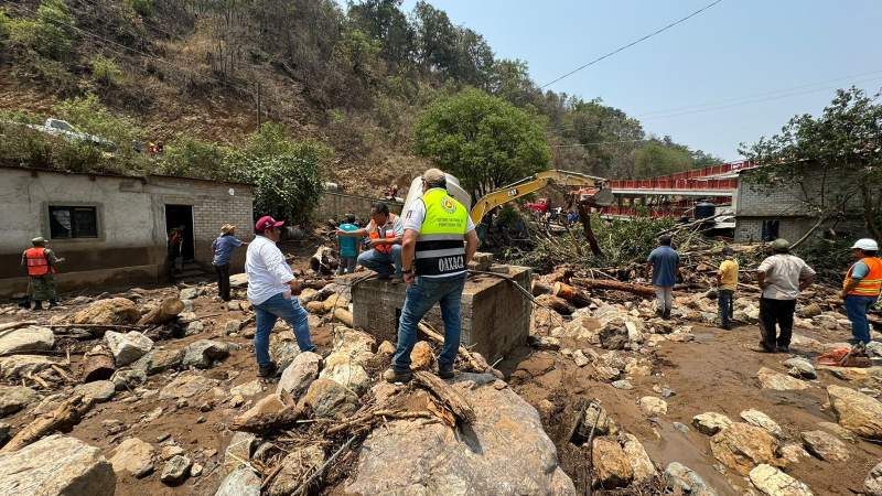 Evalúan daños por deslizamiento de lodo en la Sierra de Juárez