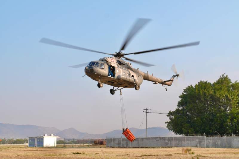 Helicópteros de Sedena y Marina combaten incendios en Oaxaca