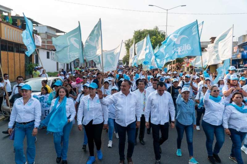 Cierra campaña Chente Castellanos ante miles de Xoxeños