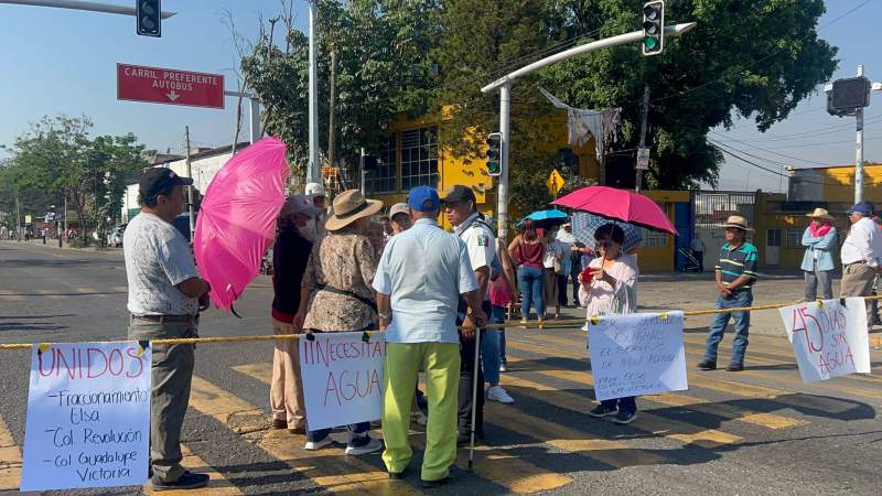 Vecinos de Santa Rosa bloquean sobre la 190 a la altura del Meraz