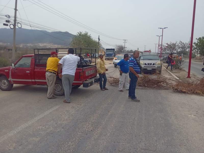 Bloquean vecinos paso de Ixtaltepec a Ciudad Ixtepec