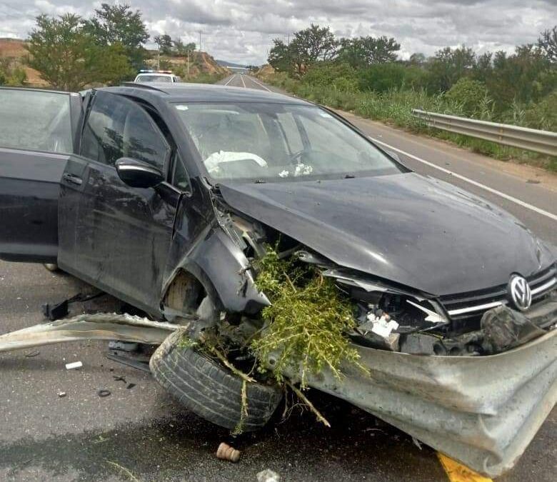 En Ejutla, jóvenes salen ilesos tras impactarse con muro metálico que cruzó su coche