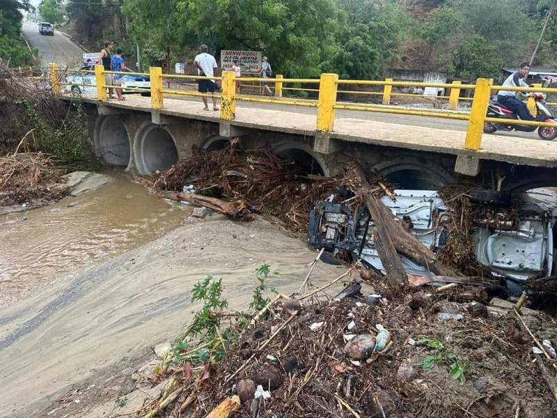 Fuertes lluvias arrastran vehículo en Puerto Escondido