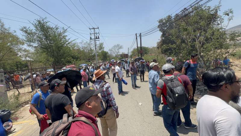 Hartazgo ciudadano provoca enfrentamiento de la Sección 22 y transportistas en La Raya